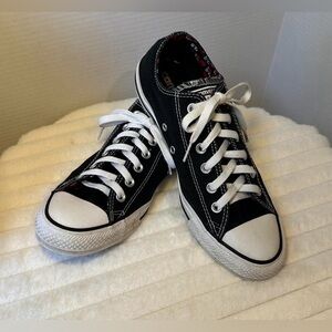 Converse Chuck Taylor All Star Low.
Men’s 8 / Women’s 10